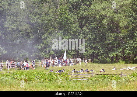 Amerikanische Patrioten in der Schlacht - kostümiert amerikanischer revolutionärer Krieg (1770) Ära Reenactment Stockfoto