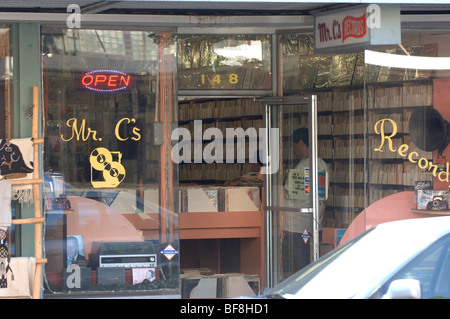 Record Store, die noch Vinyl-Schallplatten, Oldies, verkauft und schwer zu finden, Musik auf Vinyl gepresst Stockfoto