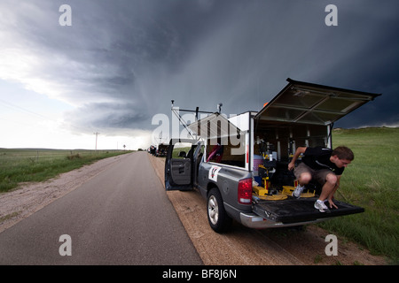 Teilnehmenden Wissenschaftler im Projekt Vortex 2 Park entlang einer Straße, ein Sturms im westlichen Nebraska, 6. Juni 2009 zu beobachten. Stockfoto