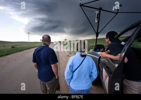 Teilnehmenden Wissenschaftler im Projekt Vortex 2 Park entlang einer Straße, ein Sturms im westlichen Nebraska, 6. Juni 2009 zu beobachten. Stockfoto