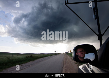 Ein Wissenschaftler, die Teilnahme an Projekt Vortex 2 Park entlang einer Straße zu einen Sturm im westlichen Nebraska, 6. Juni 2009 beobachten. Stockfoto