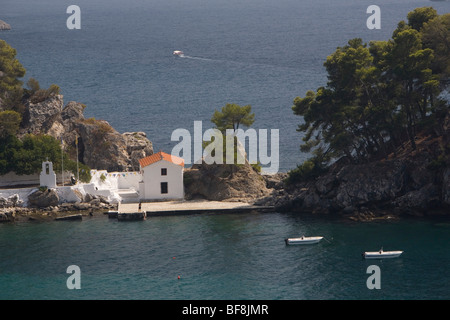 Sommerstrand in der malerischen Stadt von Paleokastritsa auf Korfu in Griechenland. Stockfoto