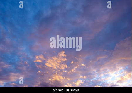 Abenddämmerung Himmel mit Wolken Stockfoto