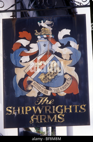 Shipwrights Arme Traditionskneipe heraldischen Zeichen auf leeren Kneipe (2005) Plymouth Devon UK in der Nähe von Sutton Harbour Stockfoto