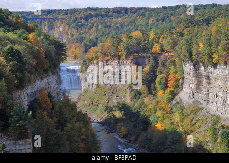 Oberen und mittleren fällt, Genesee River Gorge, Letchworth State Park, New York Stockfoto