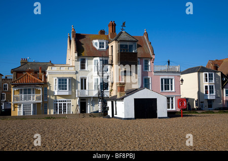 Seaside Gebäude entlang der Front, Aldeburgh, Suffolk, England. Stillgelegten Rettungsboot Bahnhofsgebäude. Stockfoto