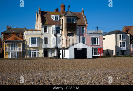 Seaside Gebäude entlang der Front, Aldeburgh, Suffolk, England. Stillgelegten Rettungsboot Bahnhofsgebäude. Stockfoto