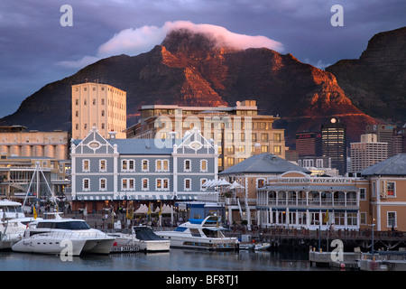 Wolke hängt über Table Mountain bei Sonnenuntergang, Victoria and Alfred Waterfront, Cape Town, Südafrika Stockfoto