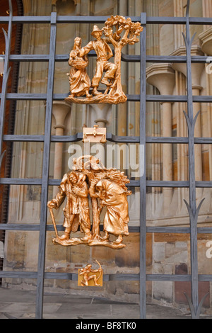 Dekoration auf das Eingangstor zur St. Vitus Cathedral, Prag, Tschechische Republik. Stockfoto