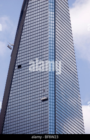 Fensterputzer am Arbeitsplatz auf das World Financial Center in Pudong. Shanghai, China. Stockfoto