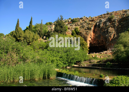 Golan-Höhen, Banias-Stream, eine Quelle des Jordans, die Grotte von Pan ist im Hintergrund Stockfoto