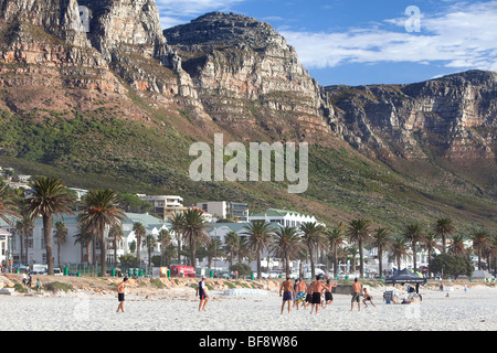 Fußball spielen auf Camps Bay Beach, Kapstadt, Südafrika Stockfoto