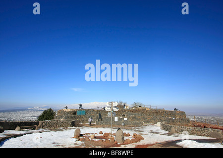 Golan-Höhen, ist verlassenen militärischen Außenposten auf Mount Bental, Mount Hermon im Hintergrund Stockfoto