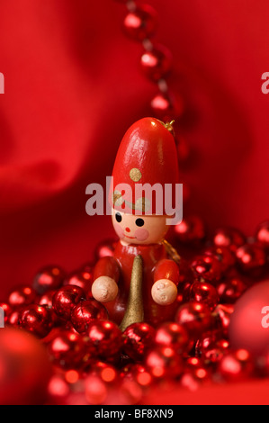 Weihnachten-Holzfigur mit roter Weihnachtsschmuck Stockfoto