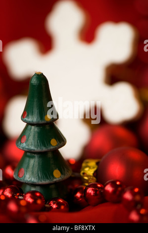 Grünes Holz Weihnachtsbaum mit weißen Schneeflocke und roten Perlen Stockfoto