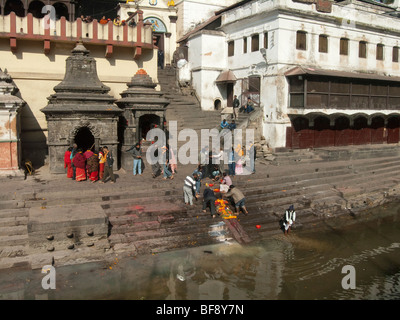 Pashupatinath Tempel ist ein Hindu-Tempel auf dem Bagmati-Fluss. Es gilt als der heiligste Tempel Shiva (Pashupati) in Stockfoto