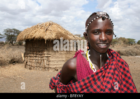 Masai Mann vor seinem Haus im Dorf Engaruka, Rift Valley, Tansania Stockfoto