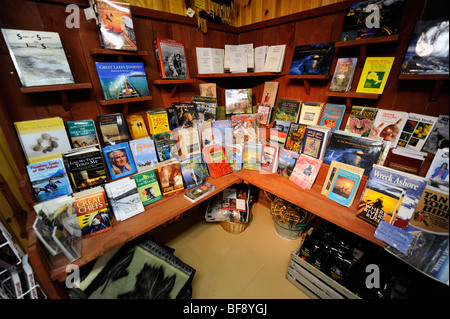Buch-Anzeige in Agawa Handwerk und der kanadischen Carver auf Highway 17 Pancake Bay Ontario Kanada Stockfoto