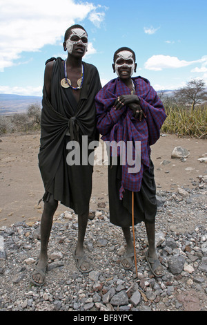 Masai jungen mit aufgemalten Gesichtern nach ihren Circumsion-Ritual in der Nähe von Ngorongoro-Krater, Rift Valley, Tansania Stockfoto