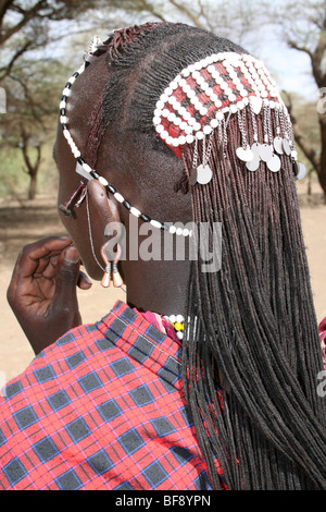 Haarschmuck von Masai Mann im Dorf Engaruka, Rift Valley, Tansania Stockfoto