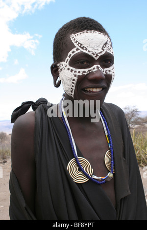 Masai junge mit aufgemalten Gesichtern nach ihren Circumsion-Ritual in der Nähe von Ngorongoro-Krater, Rift Valley, Tansania Stockfoto