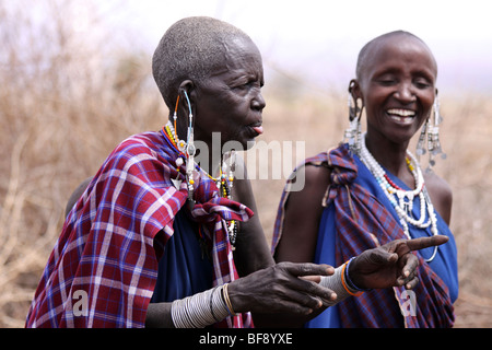 Masai Frauen tanzen In Engaruka Dorf, Rift Valley, Tansania Stockfoto