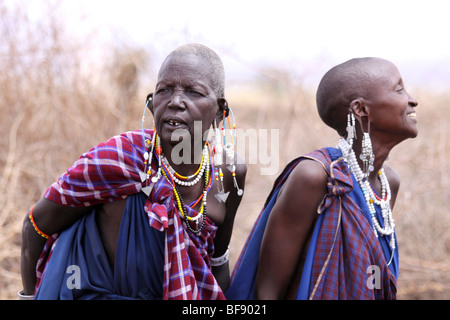 Masai Frauen tanzen In Engaruka Dorf, Rift Valley, Tansania Stockfoto