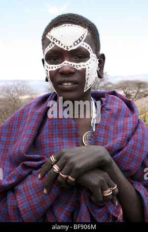 Masai junge mit aufgemalten Gesichtern nach ihren Circumsion-Ritual in der Nähe von Ngorongoro-Krater, Rift Valley, Tansania Stockfoto