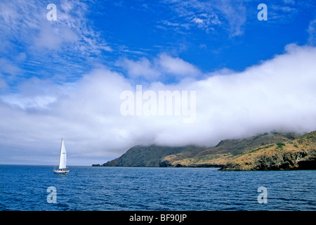 Segeln vor Santa Cruz Insel am Cueva Valdez, Channel Islands Nationalpark, Kalifornien, USA Stockfoto