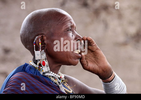 Masai Frau im Dorf Engaruka, Rift Valley, Tansania Stockfoto