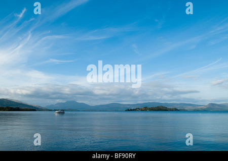 Blick über Loch Lomond gegenüber Ben Lomond und die Insel Inchmurrin von Lomond Burg Stockfoto