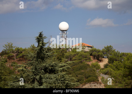 Griechisch-zypriotische Militärbasis Wetterstation auf dem Berg Der Berg throni nach Norden in Richtung Nord zypern Troodos Stockfoto