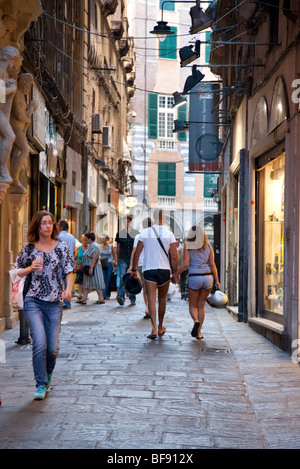 Menschen zu Fuß durch die Straßen der alten Stadt, Genua, Italien Stockfoto