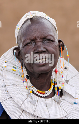 Masai Seniorin trägt Engarewa Halskette im Dorf Engaruka, Rift Valley, Tansania Stockfoto