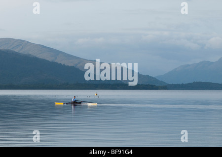 Mann Rudern am Loch Lomond in Schottland Stockfoto