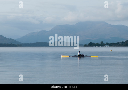 Mann Rudern am Loch Lomond in Schottland Stockfoto