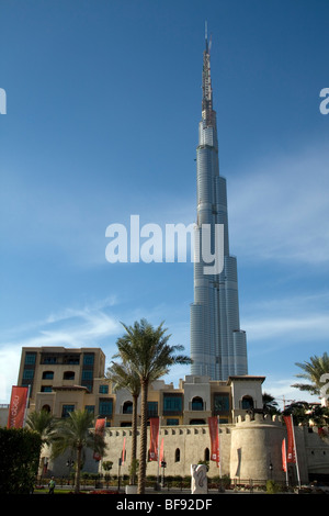 Burj Dubai ist ein hoher Wolkenkratzer im Bau in Dubai und das höchste von Menschenhand errichtete Bauwerk, das jemals gebaut wurde, auf 818 m oder 2.684 Stockfoto