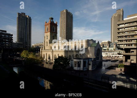 Barbican, London, England, UK. St Giles Cripplegate, Saxon, Norman-Kirche im Zentrum des Barbican, London. Stockfoto