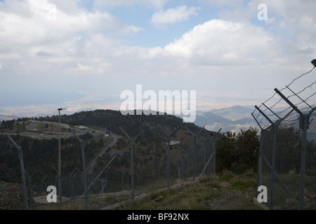 Blick nach Norden in Richtung Türkisch Zypern aus britischen und zypriotische Raketenbasis und militärische Beobachtungsposten auf dem Olymp Stockfoto