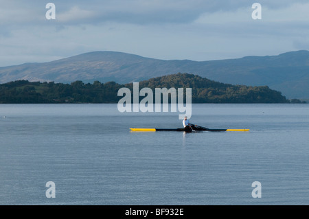 Mann Rudern am Loch Lomond in Schottland Stockfoto