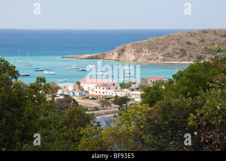 Road Bay bei Sandy Ground, Anguilla - gesehen von South Hill Stockfoto