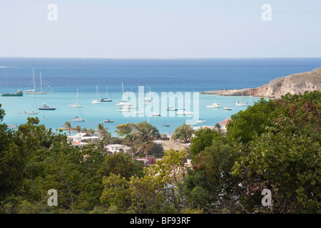 Road Bay bei Sandy Ground, Anguilla - gesehen von South Hill Stockfoto