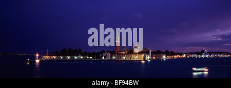 Auffällig Panoramablick auf San Giorgio Maggiore in der Abenddämmerung von der Hauptinsel gesehen. Stockfoto