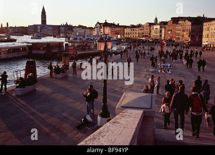 Touristen auf der Riva Degli Schiavoni Stockfoto