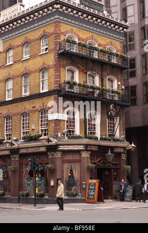 Die Albert London Pub auf der Kreuzung Victoria Street und Buckingham Gate Westminster wurde 1864 erbaut. Stockfoto