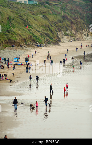 Urlauber am Strand, Whitesands Bay, Pembrokeshire Coast Nationalpark, Oktober Nachmittag West Wales UK Stockfoto