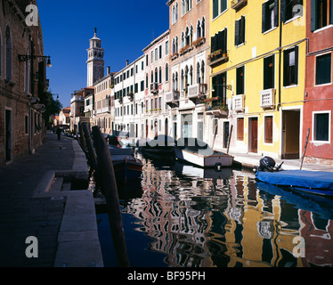 Boote in der Sonne entlang einer Venedig Canal Stockfoto