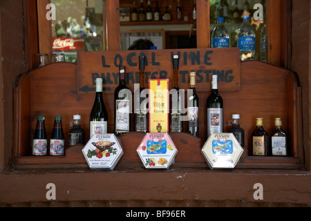 lokale Weine und Zypern Köstlichkeiten im Fenster ein kleines Café und Weingut Omodos Dorf Troodos Weinregion Republik Zypern Stockfoto