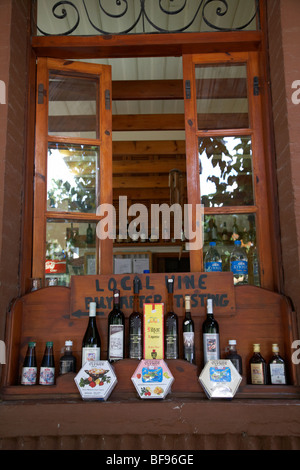 lokale Weine und Zypern Köstlichkeiten im Fenster ein kleines Café und Weingut Omodos Dorf Troodos Weinregion Republik Zypern Stockfoto