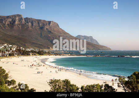 Blick über Camps Bay auf die zwölf Apostel Berge, Cape Town, Südafrika Stockfoto